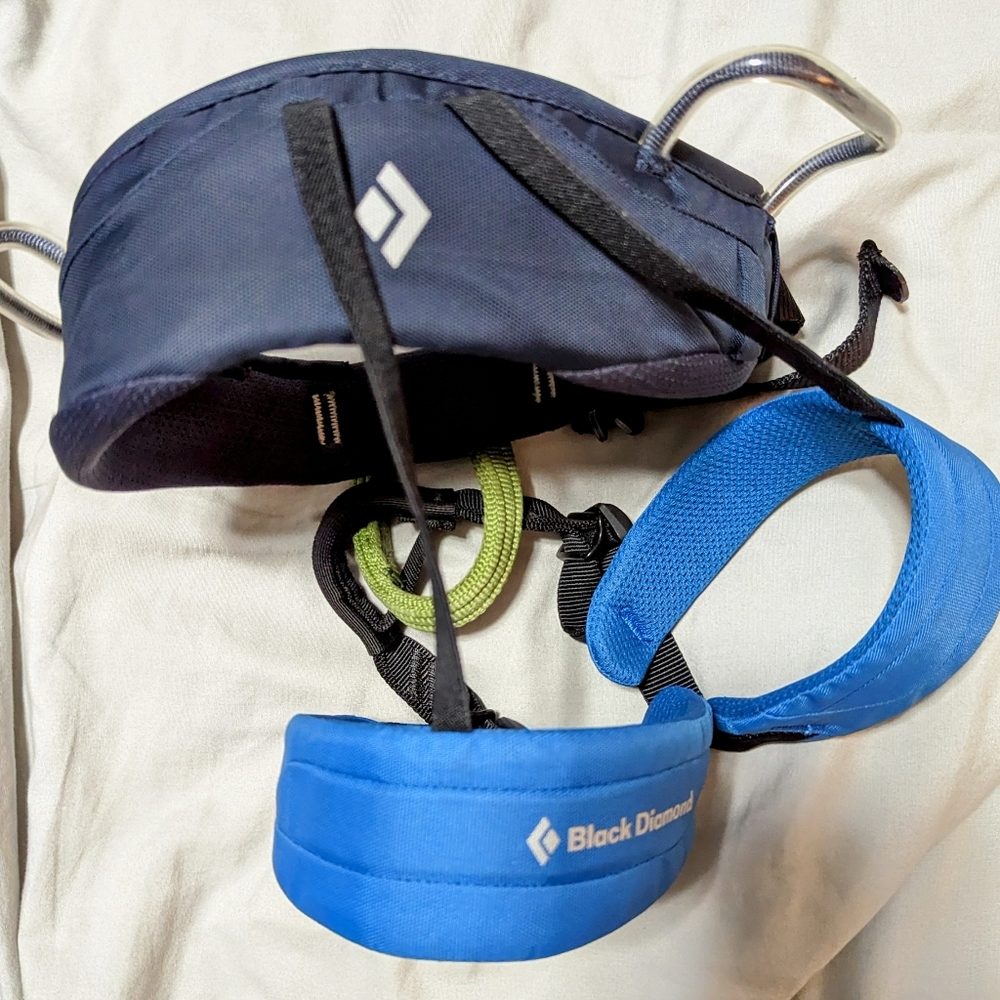 BLACK DIAMOND MOMENTUM KIDS CLIMBING HARNESS